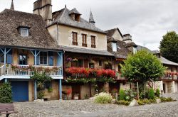Case pittoresche nel centro storico di Argentat in Francia