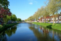 Case residenziali lungo un canale di Middelburg, Olanda.
