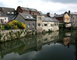 Case riflesse sull'acqua a Le Havre, Normandia, Francia. La città è situata sulla riva destra dell'estuario della Senna.



