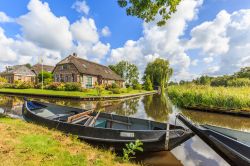 Le case rurali del paesino di Giethoorn nella regione di Overijssel, Olanda - © Photodigitaal.nl / Shutterstock.com