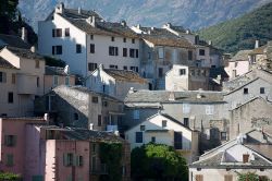 Le case sfalsate del borgo di Nonza in Corsica