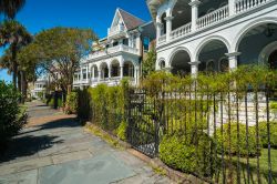 Case storiche nel più classico degli stili del Sud degli Stati Uniti presso la città di Charleston, South Carolina - foto © 1609Fotoluminate LLC / Shutterstock.com