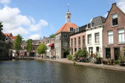 Case su una vecchia strada lungo il canale di Schiedam, Olanda.
