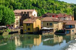 Case sull'acqua a Borghetto sul Mincio, Verona - Affascinanti dimore, alcune ricavate in vecchi mulini, rendono questa frazione della provincia veronese un vero e proprio unicum urbanistico ...