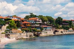 Case sulla costa di Nesebăr, affacciata sul Mar Nero, nell'est della Bulgaria.