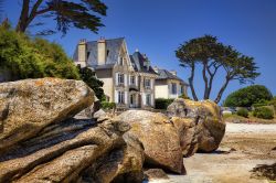 Case sulla spiaggia di Brignogan, Francia - Uno scorcio fotografico della suggestiva spiaggia bretone di Brignogan che alla sabbia unisce belle formazioni rocciose © Rolf E. Staerk / Shutterstock.com ...