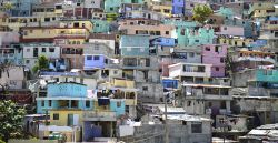 Molte case sono state costruite senza regole precise sulle colline di Port-au-Prince, Haiti.