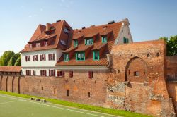 Case sulle mura della città vecchia di Torun, Polonia. Alcune delle abitazioni costruite a ridosso dell'antica cinta muraria di Torun - © Julia Kuznetsova / Shutterstock.com