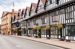 Case tipiche di Stratford-upon-Avon, Gran Bretagna - Una via del centro storico della città inglese su cui si affacciano le tradizionali abitazioni costruite con la tecnica a graticcio ...