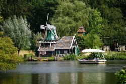 Case tipiche olandesi dentro al Parco Efteling del borgo di Kaatsheuvel in Olanda - © Hans van den Broek / Shutterstock.com