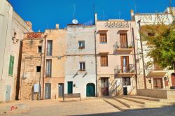 Case tradizionali nel centro di Rutigliano, Puglia. Questo borgo della provincia di Bari possiede un patrimonio architettonico e museale di tale importanza da essere stato insignito del titolo ...