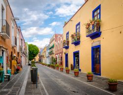 Case variopinte in Callejon de los Sapos a Puebla, Messico.
