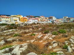 Case variopinte nei pressi delle rocce sulla costa oceanica di Peniche, Portogallo. Questa bella località portoghese rappresenta uno dei maggiori porti pescherecci del paese oltre che ...