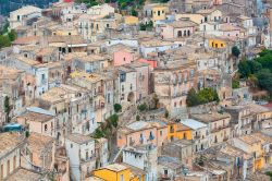 Case variopinte nell'antico villaggio medievale di Ragusa, Sicilia. Siamo nel quartiere di Ragusa Ibla sorto dalle rovine della vecchia città e ricostruita secono l'impianto medievale.

 ...