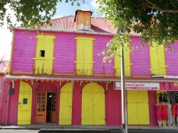 Case colorate a Les Moules di Guadalupa
