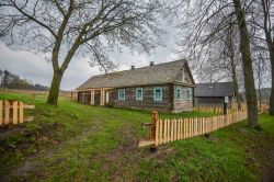 Una casetta di campagna fotografata in estate nel villaggio di Juodkranté, Lituania.

