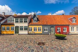 Casette colorate nel centro storico della città di Odense, Danimarca. Anche qui sull'isola di Fionia la bicicletta viene spesso utilizzata come mezzo per spostarsi.
