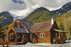 Casette in legno fra le montagne innevate di Fernie, Britsh Columbia, Canada - © Alessandro Zappalorto / Shutterstock.com