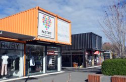 Cashel Street Mall a Christchurch in Nuova Zelanda. Principale area pedonale della città, ospita decine di negozi e attività commerciali. Nel 1982 Cashel Street venne chiusa al ...