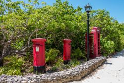 Le caratteristiche cassette postali rosse e un telefono stile inglese a Man O'War Cay, Abaco, Bahamas.
 