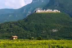 Castel Beseno, la fortezza di Besenello si trova in Val d'Adige, in provincia di Trento