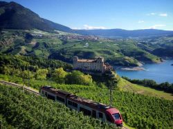 Cosa vedere a Cles: Castel Cles e il Lago di Santa Giustina in Val di Non, Trentino - Foto ApT Val di Non M. Eccher