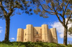 Castel del Monte vicino ad Andria: uno dei simboli della Puglia - © vololibero / Shutterstock.com