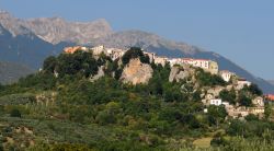 Castel San Vincenzo, il borgo spettacolare tra le montagne del Molise