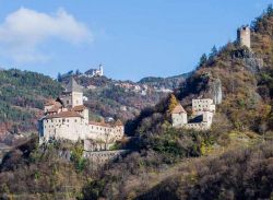 Castel Forte si trova lungo la valle del fiume Isarco, in riva sinistra tra Ponte Gardena e Castelrotto - ©  Wolfgang Gafriller