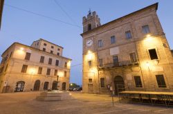 Castelfidardo (provincia di Ancona): la principale piazza della città fotografata di sera, Marche.



