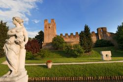 Castelfranco Veneto, le mura e il fossato - © Alberto Masnovo / Shutterstock.com