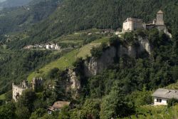 Castelli Tirol e Brunnenburg. si trovano sopra a Lagundo - © fritz16 / Shutterstock.com