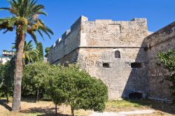 Il Castello Angioino-Svevo-Aragonese è una delle attrazioni più importanti di Manfredonia in Puglia - © Mi.Ti. / Shutterstock.com