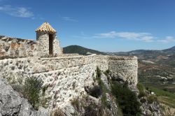 il Castello Arabo domina il borgo di Olvera, uno dei villaggi spettacolari lungo la ruta de los pueblos blancos in Andalusia - © Philip Lange / Shutterstock.com