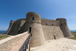 Il Castello Aragonese ad Ortona (Abruzzo) fu in gran parte distrutto durante la Seconda Guerra Mondiale - foto © Claudio Giovanni Colombo / Shutterstock.com