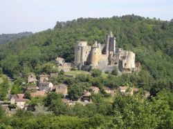 Il castello di Bonaguil, gioiello di architettura medievale che si trova fra il Périgorg e il Quercy, nel comune di Saint-Front-sur-Lémance, 