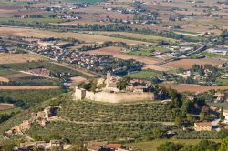 Il Castello di Campello domina la valle del Clitunno in Umbria - © Buffy1982 / Shutterstock.com