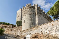 Castello di Castre a Cannes, Costa Azzurra. Questa costruzione a pianta quadrangolare venne dotata di un'alta torre quadrata che serviva da punto di osservazione della baia di Cannes e di ...
