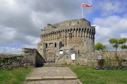 Il castello (Château de la duchesse Anne) domina il villaggio di Dinan in Bretagna, Francia. Il castello risale all'epoca medievale ed è visitabile al suo interno - foto © ...