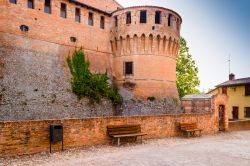 La Rocca Sforzesca ha forma esagonale con perimetro di circa 200 metri e si presenta sul lato frontale con due torrioni circolari: il più grande, detto il "Torresino", è ...