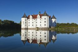 Il castello di Glücksburg, a pochi chilometri da Flensburg (Germania), è particolarmente fotogenico garzie alla sua posizione sull'acqua del fiordo.
