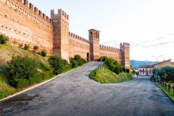 Panorama del castello di Gradara, Italia. La fortezza sorge su una collina a circa 140 metri sul livello del mare mentre il torrione principale, che si innalza per una trentina di metri, domina ...