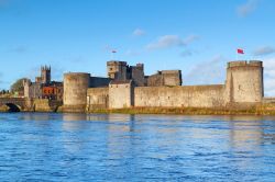 Castello di King John a Limerick, Irlanda. Situata sulla King's Island, questa fortezza deve il suo primo bastione al re vichingo Thormodr Helgason che in questa località costruì ...