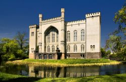 Castello di Kornik nei pressi di Poznan, Polonia - Una bella immagine del castello di Kornik, maniero neo gotico ospitato nel distretto di Poznan. Le sue origini arrivano al Medioevo quando ...