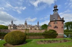 Il castello di Ooidonk a Deinze, Fiandre, Belgio. Si tratta di un esempio di architettura fiamminga con influssi spagnoleggianti; le origini risalgono probabilmente al XIII° secolo - © ...