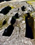 Castello di Ribadavia, Spagna: tombe antropomorfe medievali scavate nella roccia.

