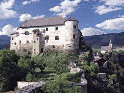 L'imponente Castello di Rodengo una delle fortezze della Valle Isarco in Alto Adige: siamo a nord di Bressanone - © Marco Santini
