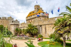 Il castello di Saint-Malo in Bretagna, Francia. Eretto nella prima metà del XV° secolo per volere di Giovanni V°, questo castello ospita attualmente la sede del Municipio - © ...