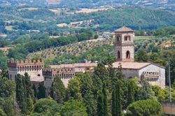 Il Castello e San Girolamo dominano il borgo di Narni (Umbria) - © Mi.Ti.  / Shutterstock.com