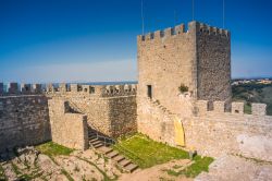 Il castello di Sesimbra, detto anche Castelo dos Mouros, si trova su una collina a 240 metri sul livello del mare nella regione dell'Alentejo (Portogallo).
